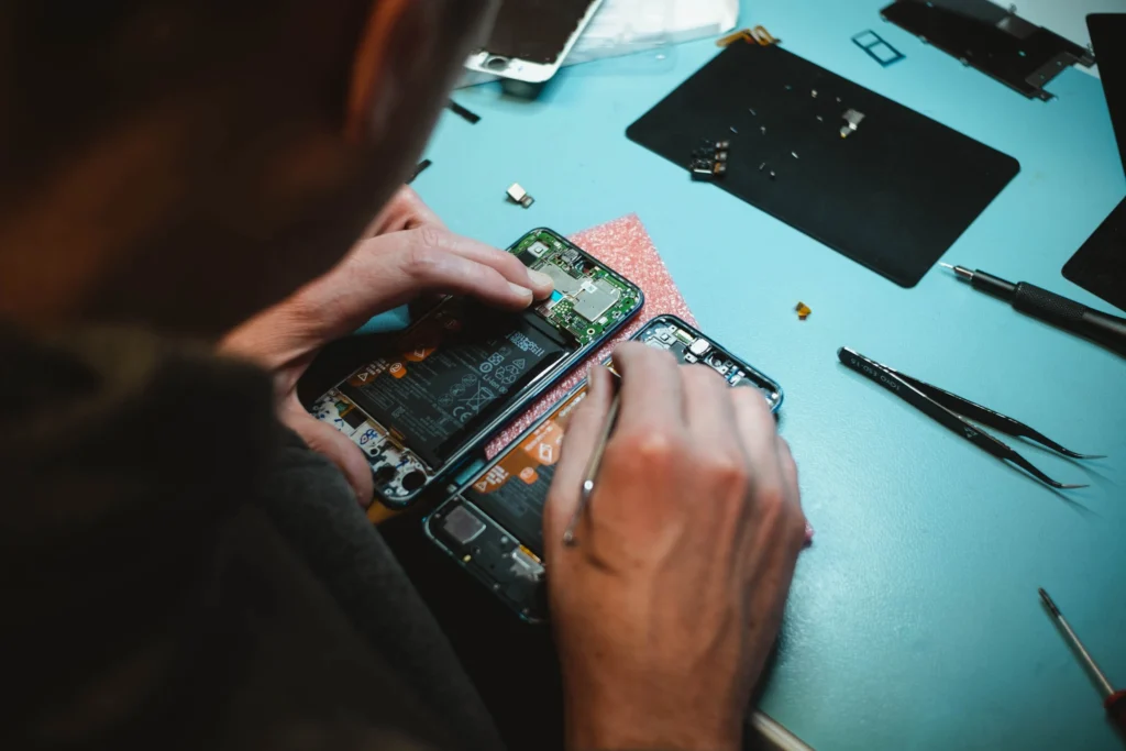 42.- Servicio de reparación de teléfonos móviles