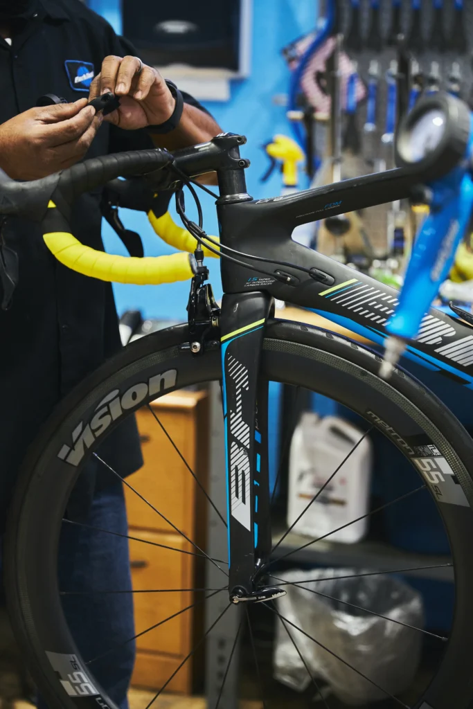85.- Venta de productos y accesorios para ciclismo en línea