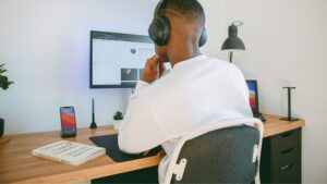 documentales para escuchar en español, musica para hacer rapido la tarea, musica para escuchar trabajando en oficina,