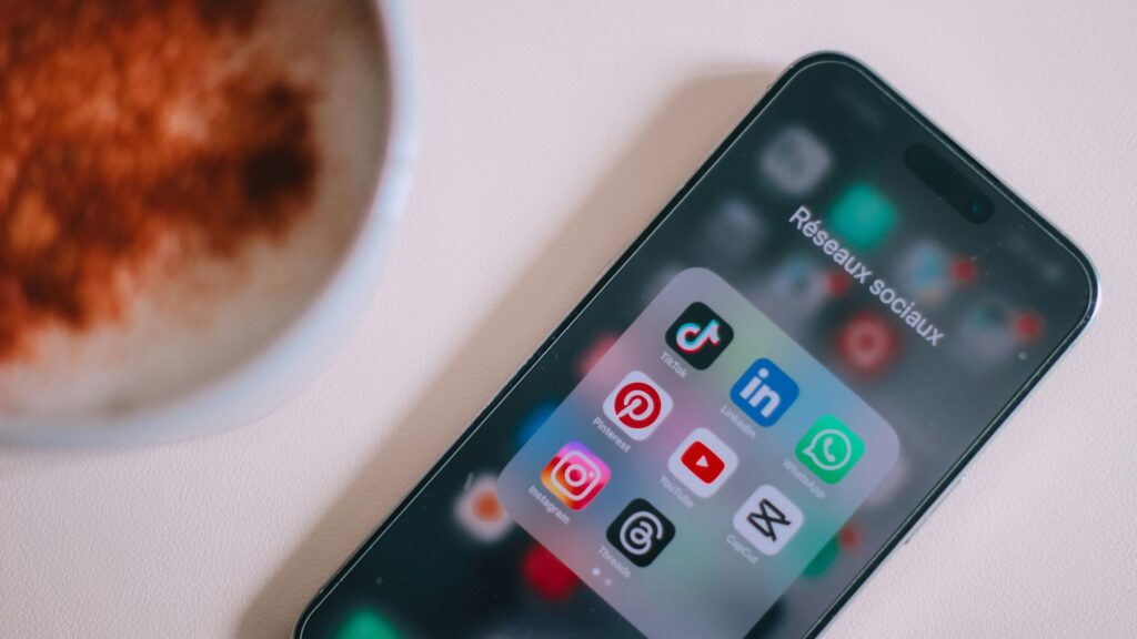 ¿Cómo se relaciona un influencer con un community manager?